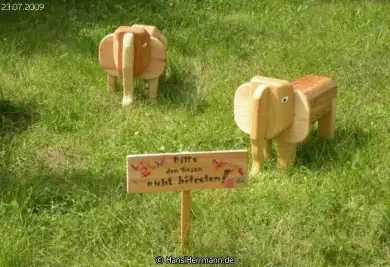 Spielwiese mit Sitz-Elefanten