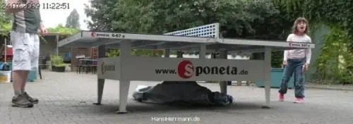 Hans spielt mit SENA (8) Tischtennis