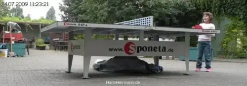 Hans spielt mit SENA (8) Tischtennis