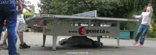 Hans spielt mit SENA (8) Tischtennis