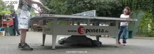 Hans spielt mit SENA (8) Tischtennis