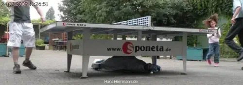 Hans spielt mit SENA (8) Tischtennis