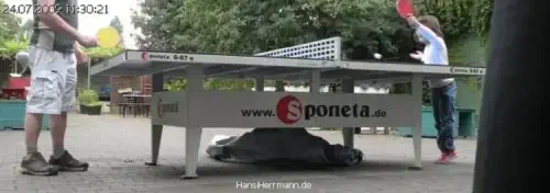 Hans spielt mit SENA (8) Tischtennis