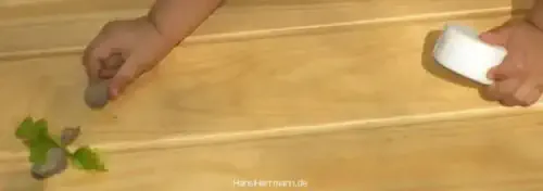 2-Jährige spielt mit Steinen