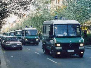 Kolonne Polizeiautos auf dem Weg zu mir, um meinen klugen Pitty zu erleben.