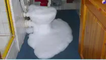 Schaumbad im Klo, Bild 3