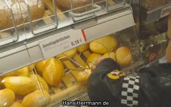 Franjo V. (4 J.) angelt Brötchen