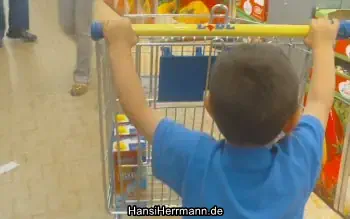 Franjo V. (4 J.) bei EDEKA