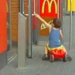 Franjo V. (4 J.) vor McDonald’s