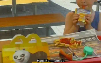 Franjo V. (4 J.) mit McDonald’s Menü