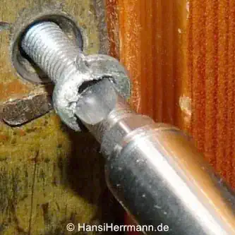 Festsitzende Schraube lösen.