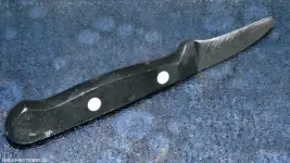 WÜSTHOF-Schäl-Messer: steht mit Klinge nach
 oben!